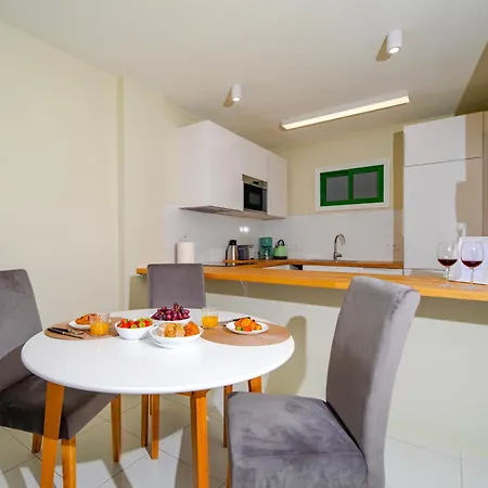 1 Bedroom For 4 People With Pool Apartment *